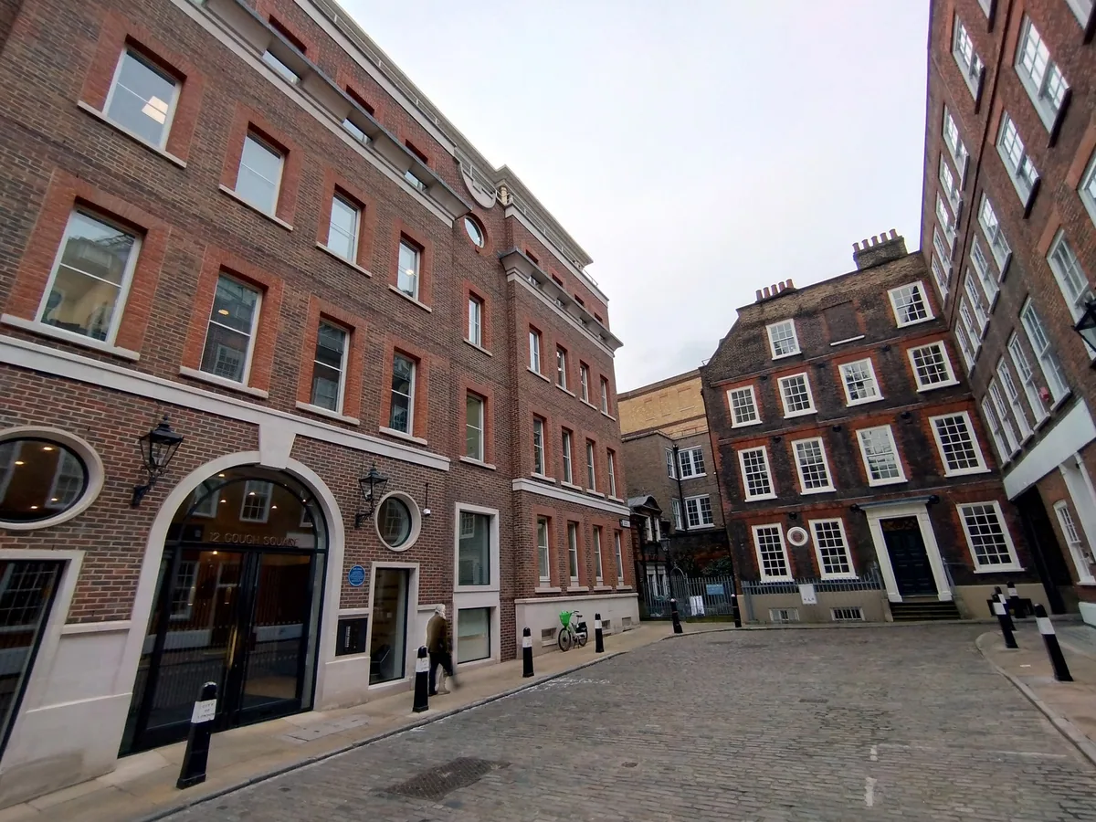 Cobbled Gough Square in the City of London, with the brick front of Dr Johnson's House on the right
