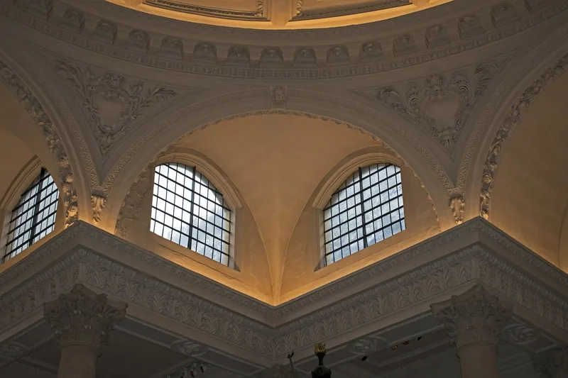 Plaster pendentives and arched clerestory windows under the dome of St Stephen Walbrook